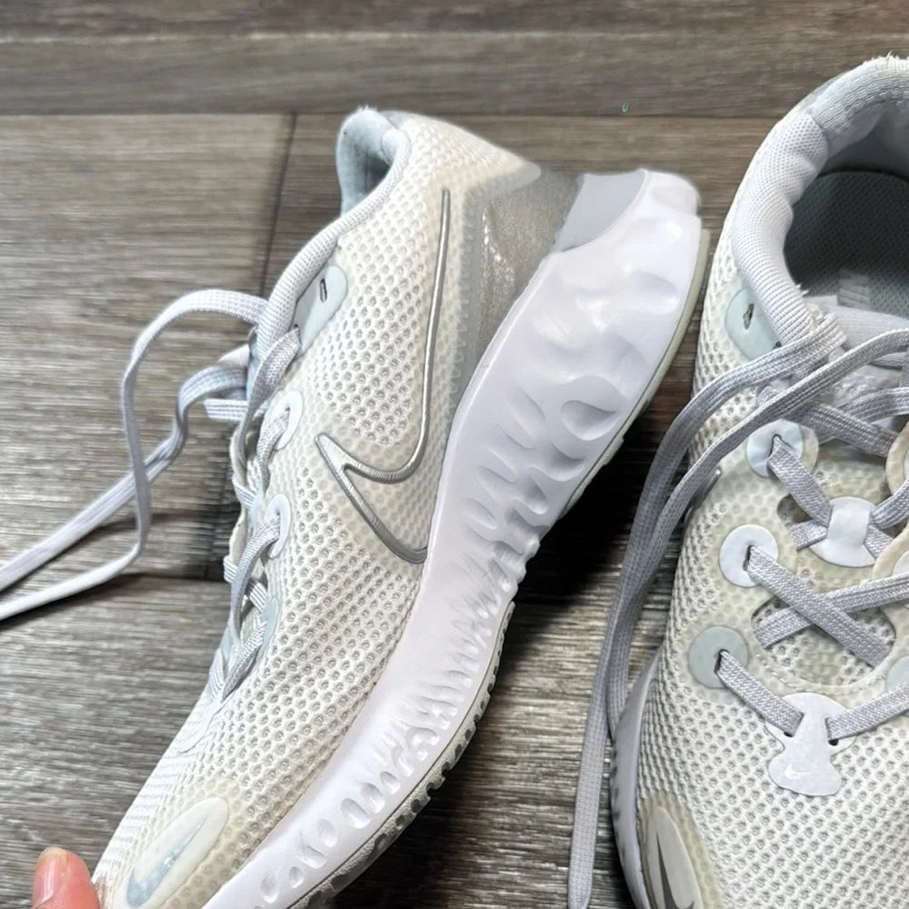 Nike renew Athletic Shoes woman’s 8 (b199)